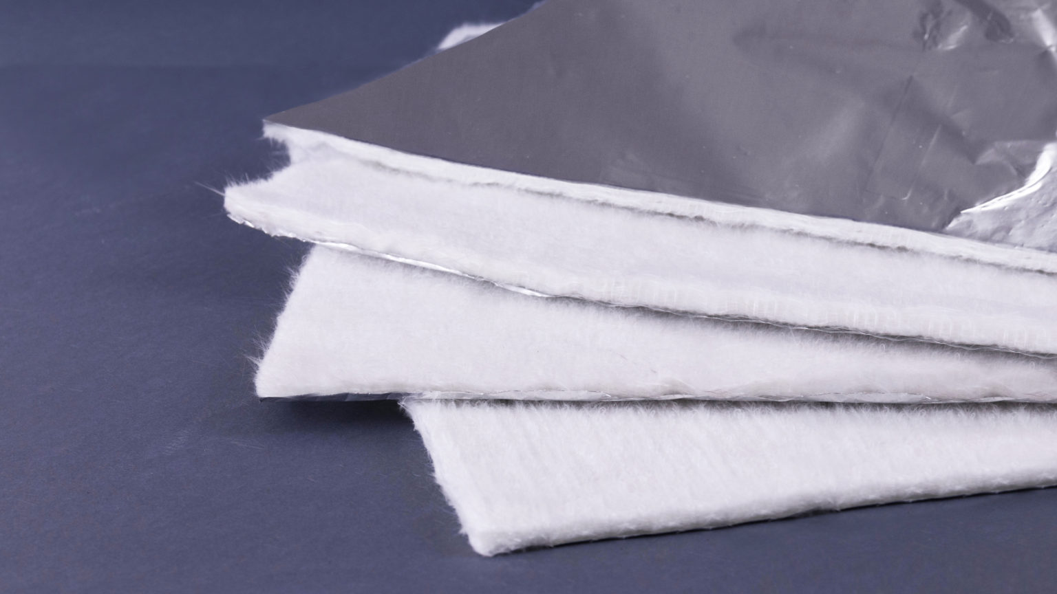 Mat netesut din fibra de sticla acoperita cu folie de aluminiu